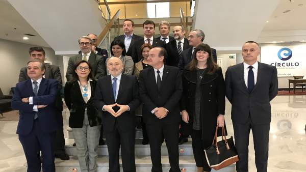 El delegado del Gobierno en Galicia con empresarios vigueses El delegado del Gobierno en Galicia con empresarios vigueses