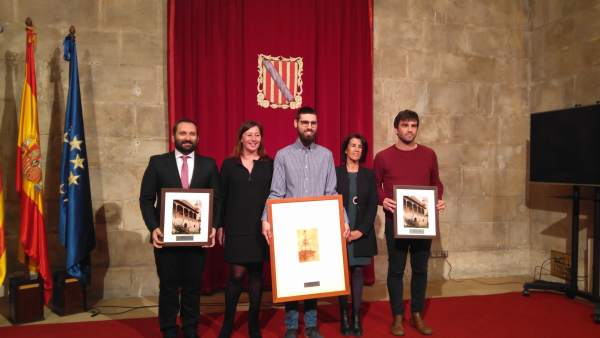 La presidenta del Govern, Francina Armengol, con los galardonados y nominados a La presidenta del Govern, Francina Armengol, con los galardonados y nominados a