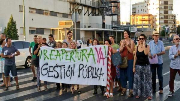 Protesta vecinal por la piscina Virgen de los Reyes Protesta vecinal por la piscina Virgen de los Reyes