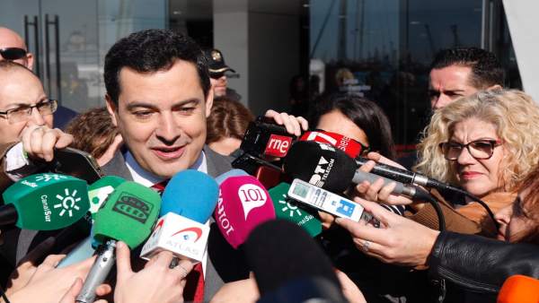 El presidente de la Junta de Andalucía y del PP-A, Juanma Moreno, atiende a los El presidente de la Junta de Andalucía y del PP-A, Juanma Moreno, atiende a los
