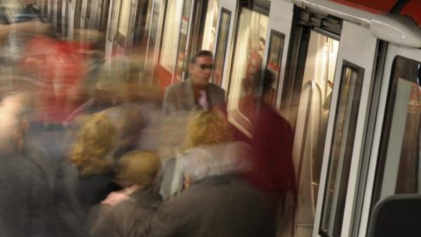 Andén de la L1 del Metro de Barcelona. Andén de la L1 del Metro de Barcelona.