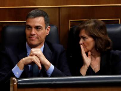Pedro Sánchez y Carmen Calvo en el Congreso.