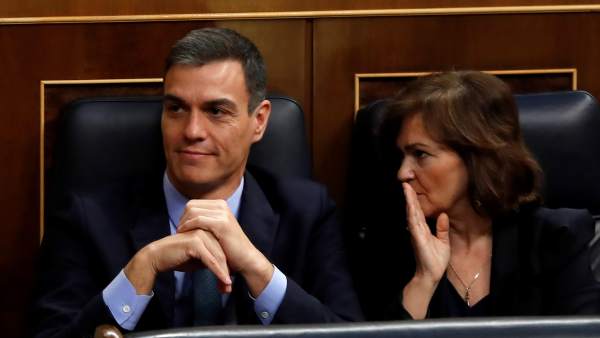 Pedro Sánchez y Carmen Calvo en el Congreso. Pedro Sánchez y Carmen Calvo en el Congreso.