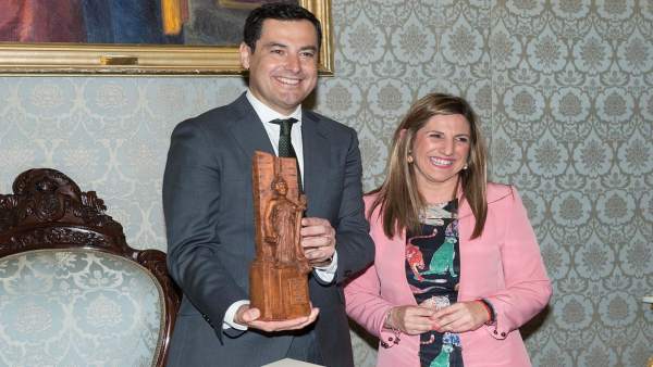 Juanma Moreno con la presidenta de la Diputación Juanma Moreno con la presidenta de la Diputación