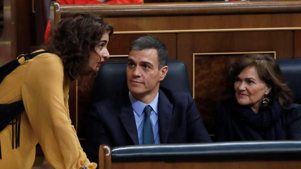 La ministra de Hacienda, María Jesús Montero (i), conversa con el presidente del Gobierno, Pedro Sánchez La ministra de Hacienda, María Jesús Montero (i), conversa con el presidente del Gobierno, Pedro Sánchez