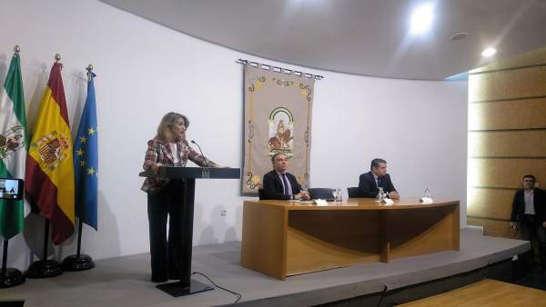 Ana Mestre en un acto con Elías Bendodo y Antonio Sanz Ana Mestre en un acto con Elías Bendodo y Antonio Sanz