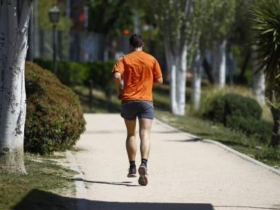 Imagen de archivo de un hombre corriendo.