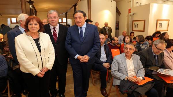 Antonio María Sáez Aguado, junto al alcalde de León y la presidenta de Alcles. Antonio María Sáez Aguado, junto al alcalde de León y la presidenta de Alcles.