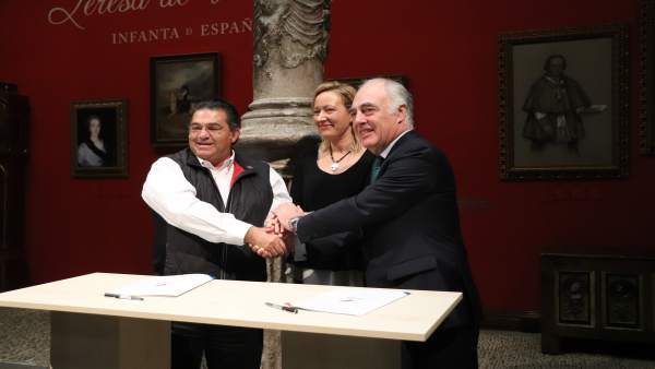 Firma del acuerdo entre Fundación Ibercaja y Plug and Play Firma del acuerdo entre Fundación Ibercaja y Plug and Play