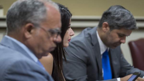Curbelo (i), junto a los diputados Curbelo (i), junto a los diputados