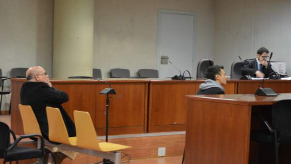 Mag Lari declarando como testigo en el juicio contra su exsocio que está sentado Mag Lari declarando como testigo en el juicio contra su exsocio que está sentado