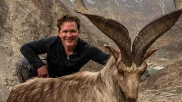 Cazador con cabra montesa Astor Markhor Cazador con cabra montesa Astor Markhor