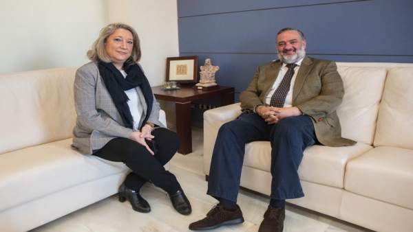La alcaldesa de Almuñécar, Trinidad Herrera, con el delegado del Gobierno andalu La alcaldesa de Almuñécar, Trinidad Herrera, con el delegado del Gobierno andalu