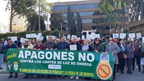 Concentración ante la sede de Endesa Concentración ante la sede de Endesa