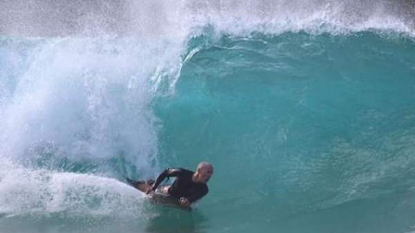 surfista en una ola surfista en una ola