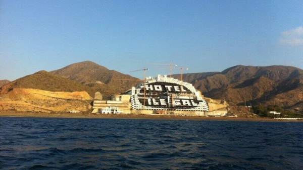 El hotel de El Algarrobico pintado con un punto negro El hotel de El Algarrobico pintado con un punto negro