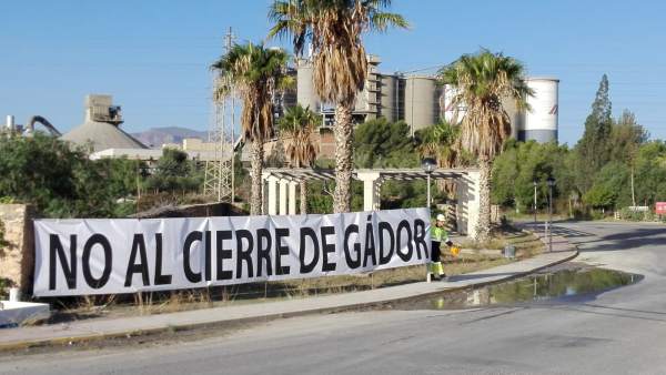 Una pancarta pide evitar el cierre de la planta de Cemex en Gádor Una pancarta pide evitar el cierre de la planta de Cemex en Gádor