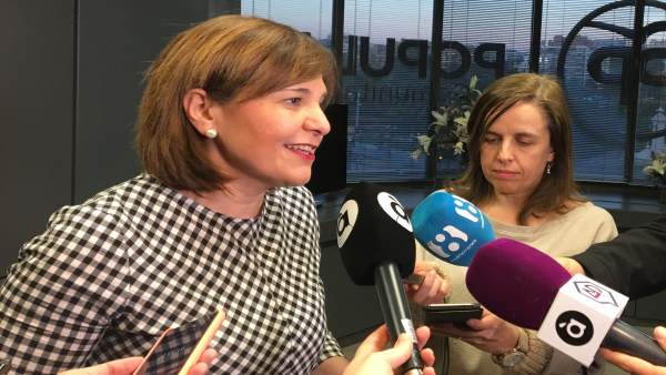 Isabel Bonig atendiendo a los medios Isabel Bonig atendiendo a los medios