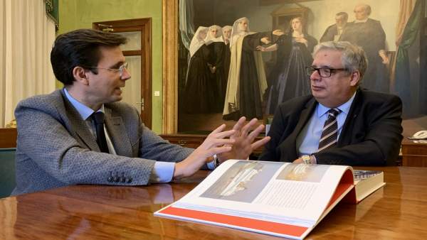 Alcalde de Granada se reúne con un representante de Transmediterránea Alcalde de Granada se reúne con un representante de Transmediterránea