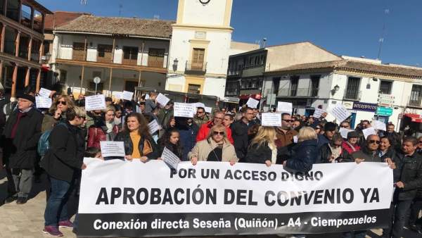 Participantes en la manifestación organizada por la Asociación de Vecinos el Qui Participantes en la manifestación organizada por la Asociación de Vecinos el Qui
