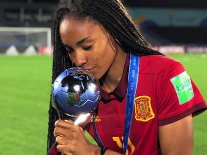 Salma Paralluelo con la Copa del Mundo