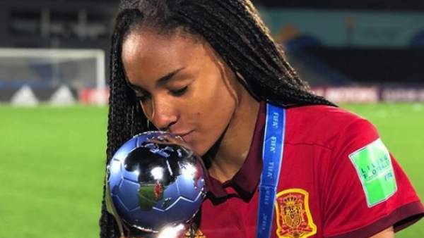 Salma Paralluelo con la Copa del Mundo Salma Paralluelo con la Copa del Mundo
