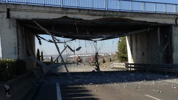 Un camión golpea y provoca desperfectos en un puente de la A-68 Un camión golpea y provoca desperfectos en un puente de la A-68