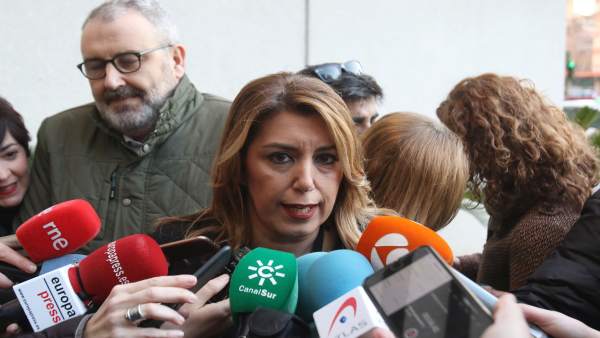 Susana Díaz atiende a los periodistas en una imagen de archivo Susana Díaz atiende a los periodistas en una imagen de archivo