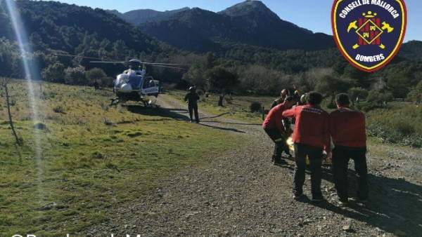 Trasladan en helicóptero a una mujer lesionada cerca de Lluc Trasladan en helicóptero a una mujer lesionada cerca de Lluc