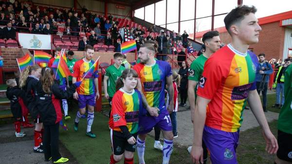 Los jugadores del Altrincham FC con la camiseta arcoíris Los jugadores del Altrincham FC con la camiseta arcoíris