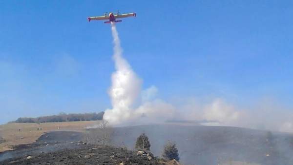 Hidroavión del MAPA en el incendio de Silió Hidroavión del MAPA en el incendio de Silió