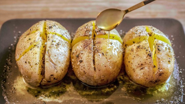 Patatas asadas con mantequilla y romero Patatas asadas con mantequilla y romero
