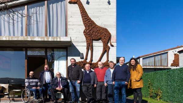 Oria visita las cabañas turísticas construidas junto a Cabárceno Oria visita las cabañas turísticas construidas junto a Cabárceno