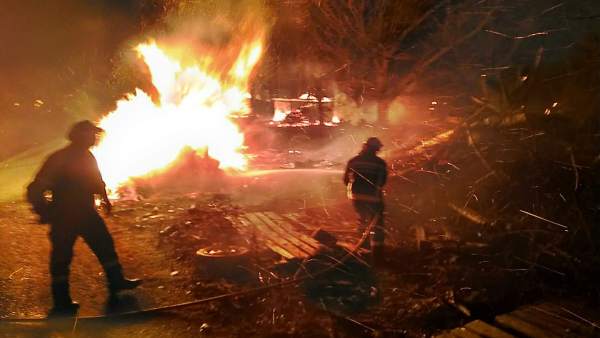 Bomberos trabajan para sofocar un incendio en Almandoz Bomberos trabajan para sofocar un incendio en Almandoz