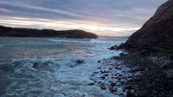 Alertan de olas de hasta 3 metros en la costa vasca Alertan de olas de hasta 3 metros en la costa vasca