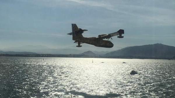 Uno de los aviones del MAPA carga agua en la bahía para luchar contra los incend Uno de los aviones del MAPA carga agua en la bahía para luchar contra los incend