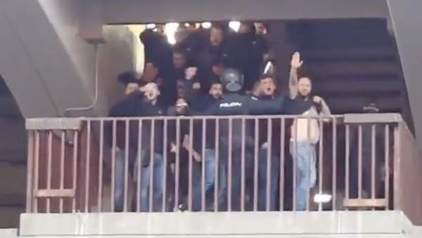 Aficionados del Atlético de Madrid hacen el saludo fascista. Aficionados del Atlético de Madrid hacen el saludo fascista.