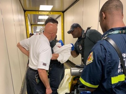 Médicos de la aerolínea con el bebé