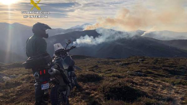 Un agente del SEPRONA en labores de vigilancia de incendios forestales Un agente del SEPRONA en labores de vigilancia de incendios forestales