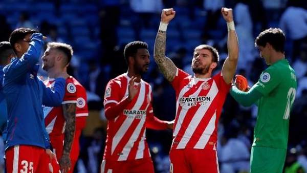 El Girona celebra su triunfo en el Bernabéu. El Girona celebra su triunfo en el Bernabéu.