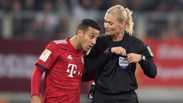 Bibiana Steinhaus, con Thiago Alcántara. Bibiana Steinhaus, con Thiago Alcántara.