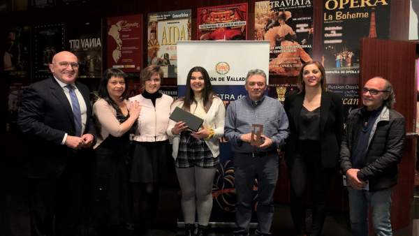Valladolid.- J.J. Carnero e I. Toledano junto a miembros de 'El Racimo' Valladolid.- J.J. Carnero e I. Toledano junto a miembros de 'El Racimo'