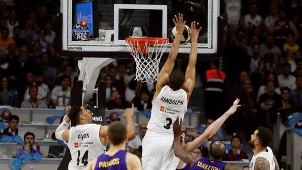 Randolph tapona a Tomic en la última jugada de partido. Randolph tapona a Tomic en la última jugada de partido.