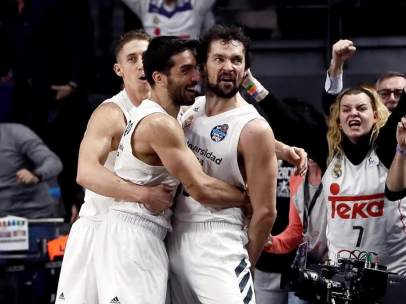 Llull, felicitado por sus compañeros.