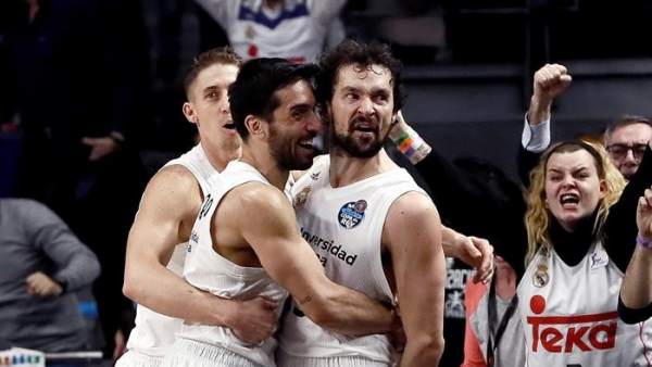 Llull, felicitado por sus compañeros. Llull, felicitado por sus compañeros.