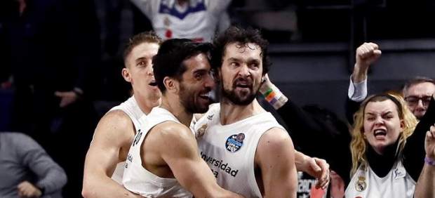 Llull, felicitado por sus compañeros.