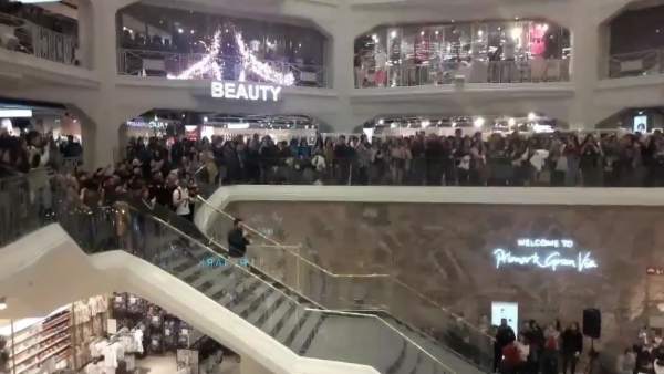 Un hombre pide matrimonio a su novia en Primark Un hombre pide matrimonio a su novia en Primark