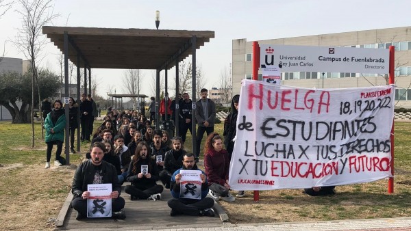 Alumnos realizan una performance en el campus de Fuenlabrada de la URJC Alumnos realizan una performance en el campus de Fuenlabrada de la URJC