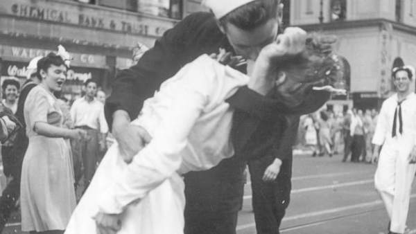 Famosa fotografía del beso de un marinero y una enfermera durante el Día de la Victoria. Famosa fotografía del beso de un marinero y una enfermera durante el Día de la Victoria.