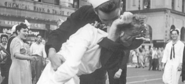 Famosa fotografía del beso de un marinero y una enfermera durante el Día de la Victoria.